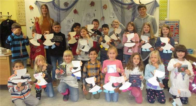 Zum Abschluss des Vorlesetages bastelten die Kinder noch die kleine Hexe mit dem Raben Abraxas. privat