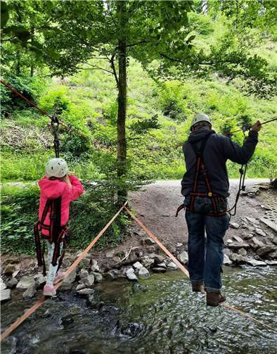 Zum Abschluss des Wochenendes konnten die Familien ihr gegenseitiges Vertrauen beim Baumklettern und auf der Slackline über den Aubach auf die Probe stellen. Foto: Stadtverwaltung