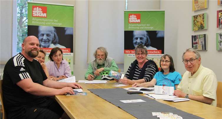 „Workshop zur Erstellung einer Patientenverfügung“ Zum Abschluss des Workshops erhielten die Teilnehmerinnen und Teilnehmer Infomaterialien, sodass sie sich weiter in das Thema vertiefen können. Foto: Ralph Seeger