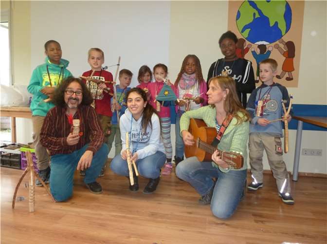 Zum Abschluss des Workshops gab es ein spontanes Konzert mit den selbst gebauten Instrumenten. privat