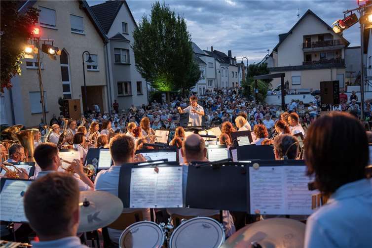 Zum Abschluss des gelungenen Abends erhielt das Stammorchester für seine Darbietung begeisterten Applaus und verabschiedete sich mit der Zugabe „Urmitz-Rhein-Marsch“. Foto: Nadine König