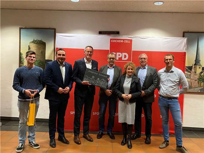 Zum Abschluss des offiziellen Teils überreichte Robin Haber, Vorsitzender des SPD-Ortsvereins Kaisersesch, dem Landesinnenminister Michael Ebling eine Schiefertafel als Andenken an den Neujahrsempfang. Quelle: SPD Cochem-Zell