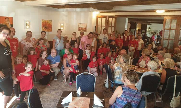 Zum Abschluss dieser Fahrt luden die Karnevalisten der KG „Bunte Kuh“ Walporzheim die Senioren in das Hotel „Zum Sänger“ ein.Foto: privat