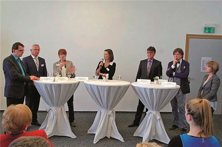 Zum Abschluss diskutieren Fachleute und Kommunalpolitiker: (v.l.) Manfred Halter (Philosophisch-Theologische Fachhochschule Vallendar), Achim Hallerbach (1.Kreisbeigeordneter Landkreis Neuwied), Stephanie Mansmann (Landesberatungsstelle Neues Wohnen Rheinland-Pfalz), Moderatorin Daniela Bublitz, Burkhard Nauroth (1. Kreisbeigeordneter Landkreis Mayen-Koblenz), Franz-Josef Euteneuer.