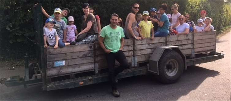 Zum Abschluss durften die Kids mit Ihren Eltern noch eine Runde mit dem Traktor fahren. Carsten Dahlhausen zauberte damit nicht nur ein Lächeln auf die Kindergesichter.