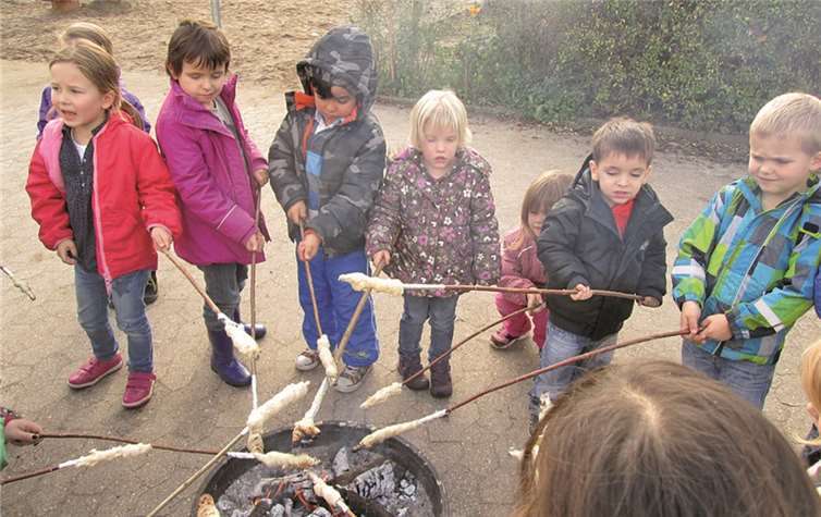 Zum Abschluss durften die Kinder Stockbrot über Feuer backen.Privat