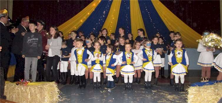 Zum Abschluss ein letztes mal ein Auftritt der Showtanzgruppe der Närrischen Buben als Wickinger unter dem Motto „ Basti und die starken Frauen“.Privat