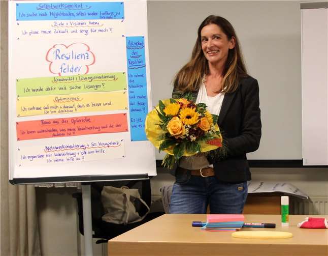 Zum Abschluss erhielt Frau Piroth für den interessanten Vortrag einen Blumenstrauß