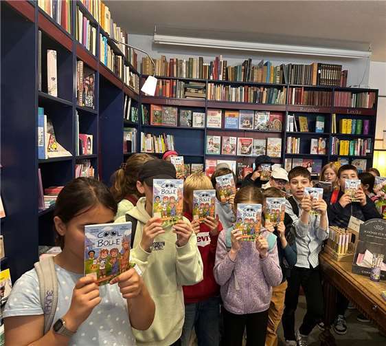 Zum Abschluss erhielt jedes Kind das diesjährige Welttags-Buch der Aktion „Ich schenk dir eine Geschichte“ mit dem Titel „Cool wie Bolle“. Foto: Lindenschule Bad Breisig