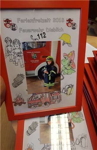 Zum Abschluss erhielt jedes Kind ein Foto von sich in Uniform.