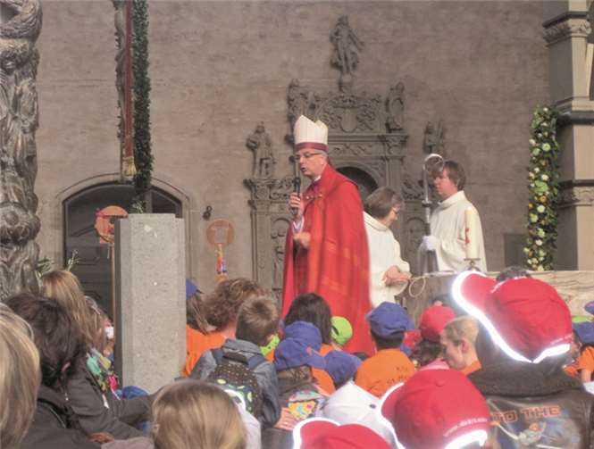 Zum Abschluss feierten die Kinder gemeinsam mit nahezu 3000 anderen Kindergartenkindern eine Andacht mit Weihbischof Peters.