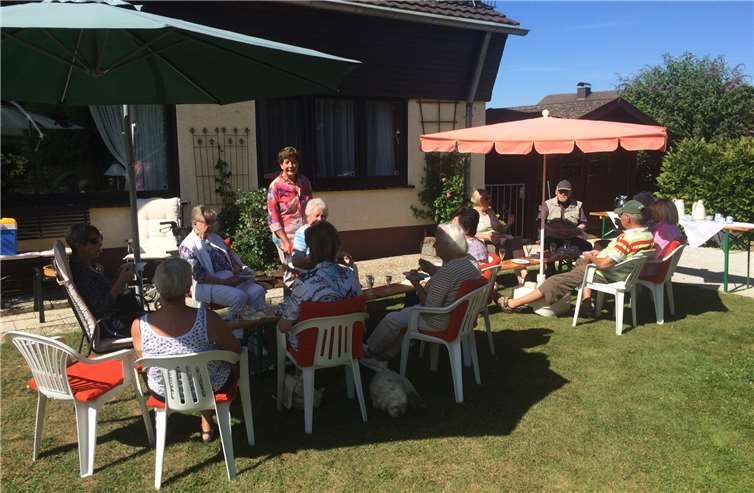 Zum Abschluss folgten die Teilnehmer der Spaziergangsgruppe der Einladung Frau und Herrn Grabners in dessen Garten. Es wurde richtig gemütlich.Foto: privat