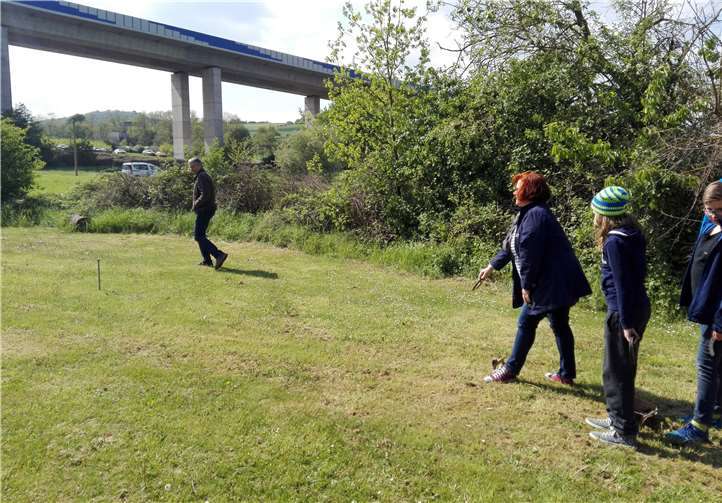 Zum Abschluss forderten sich einige Mitglieder zum Wettbewerb im Hufeisenwerfen heraus.privat
