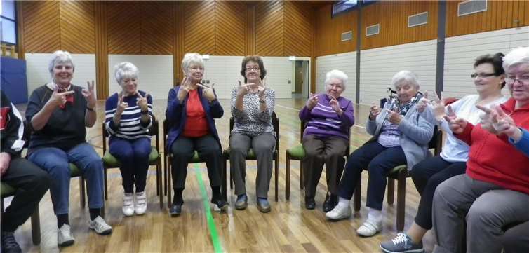 Zum Abschluss gab es ein lustiges Fingerspiel zum Trainieren des Gedächtnisses. privat