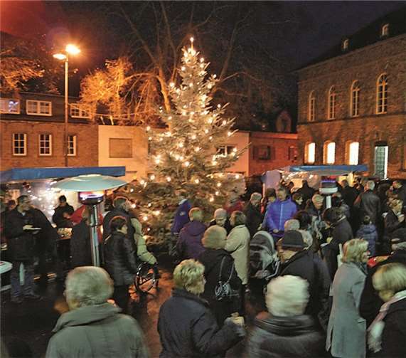 Zum Abschluss gab es vor der Pfarrkirche St. Johannes rund um den Lichterbaum leckere Plätzchen und dampfenden Glühwein.