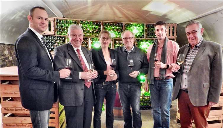 Zum Abschluss gönnten sich alle ein Glas Wein (v.l.): Oliver Piel, Dr. med. Gerhard Kreuter, Astrid Rickert, Thomas Nelles, Marc Linden und Paul Gieler.privat