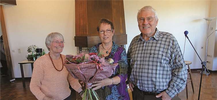 Zum Abschluss ihrer Darbietung wurde Frau Dickson ein Blumenstrauß überreicht. privat