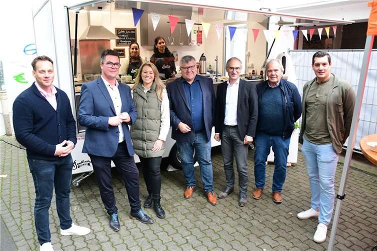 Zum Abschluss ihrer Gespräche im Projekt „MOEWE“ statteten Peter Jung (2.v.l.) und Michael Mahlert (4.v.l.) dem neuen GFBI-Projekt „Foodtrailer“ noch einen Besuch ab, hier mit den GFBI-Geschäftsführern Maximilian (links) und Bernd Sorger (2.v.r.), Jobcenter-Geschäftsführer Theo Krayer (3.v.r.) und dem Projektleiter des Jugendprojektes Stephan Petry (rechts) und der Leitung des Foodtrailer Projektes Helena Kähm (3.v.l.). Foto: privat