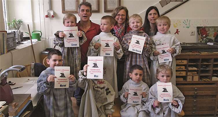 Zum Abschluss ihres Besuchs an der Schule Calvarienberg durten die Kinder der Maulwurfgruppe sich selbst an der Druckerpresse betätigen. privat