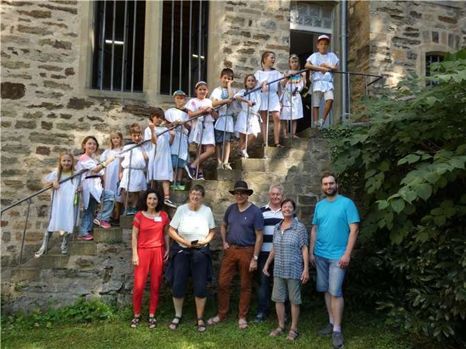 Zum Abschluss in den Schlosskeller: Die Kindergruppe und das Betreuerteam auf der Schlosstreppe.  Foto:Denkmalverein/Matthias Röcke