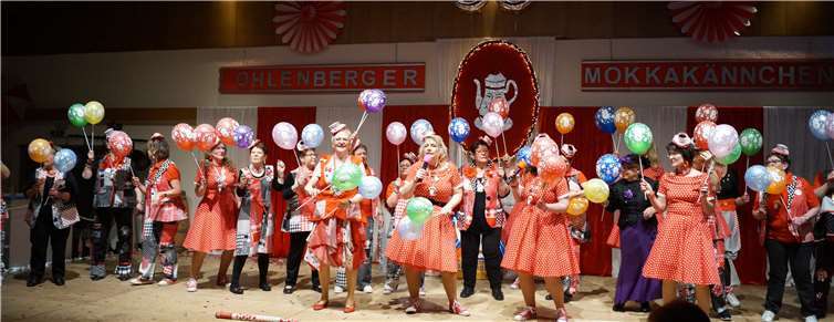 Zum Abschluss kamen alle Möhnen noch mal auf die Bühne.Foto: privat