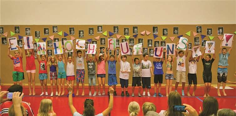 Zum Abschluss sangen alle vier Klassen „Ein Hoch auf uns“.