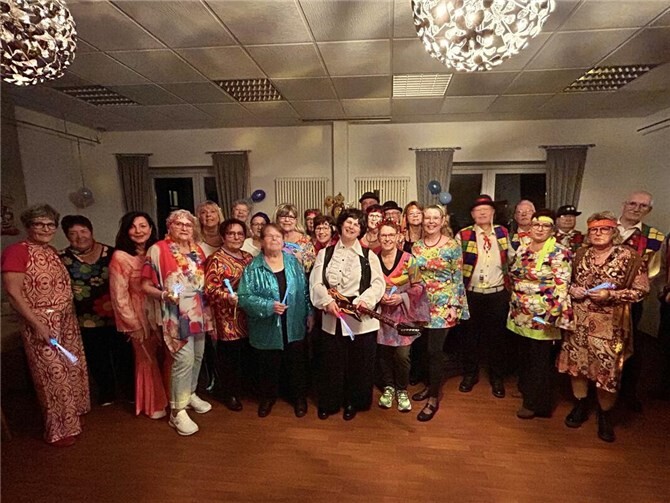 Zum Abschluss sangen die Genevermiezen, der Kleine Chor und das närrische Publikum noch das Missemer Lied zusammenFoto: privat