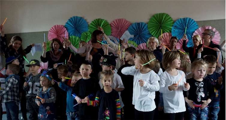 Zum Abschluss sangen die Kinder zusammen mit den Erzieherinnen ein Ständchen auf die KiTa.privat