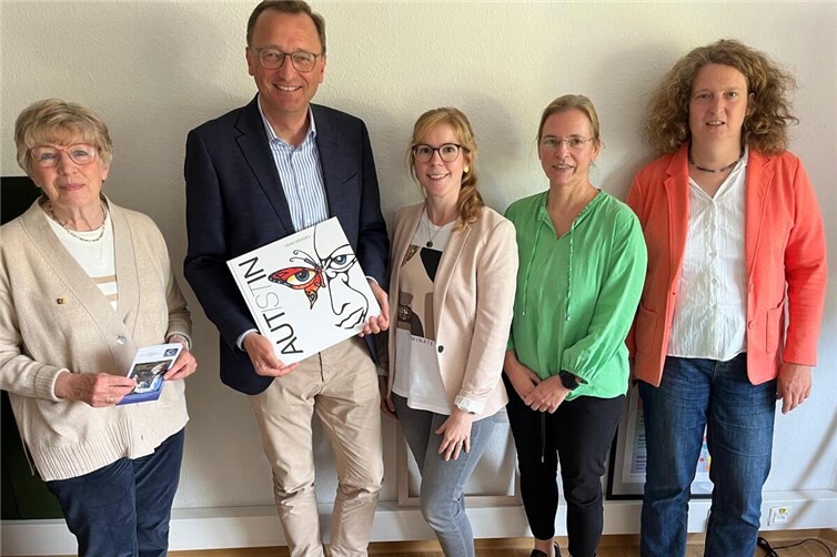 Zum Abschluss seines Besuchs dankte Josef Oster allen Ehrenamtlichen des Vereins Autismus Westerwald-Mittelrhein für ihren unermüdlichen Einsatz. Das Team wiederum dankte dem Abgeordneten für seine Zeit und sein offenes Ohr und gab ihm noch etwas Lesefutter für die parlamentarische Sommerpause mit.