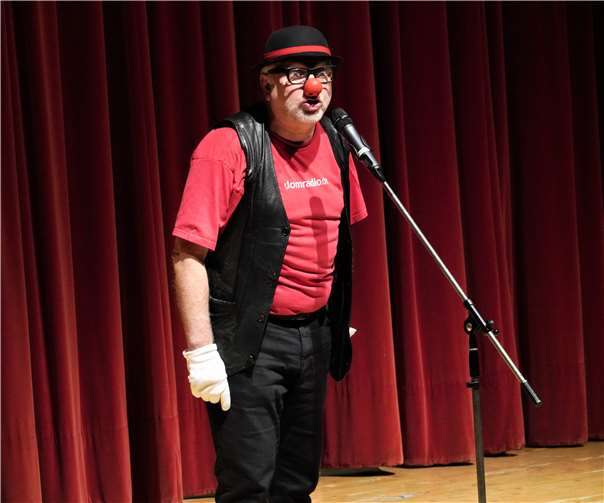 Zum Abschluss seines Programms gab der Dia-Clown noch die Witze zum Besten, die im Laufe der Jahre zu Beschwerden beim Ertzbischof geführt hatten.  EICH