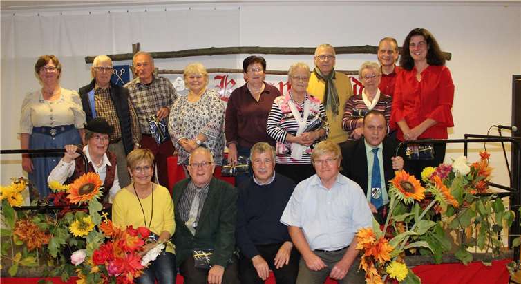 Zum Abschluss stellten sich die Teilnehmer des 20. Künnisfelder Mundart-Abends zum Erinnerungsfoto mit den Verantwortlichen der Veranstaltung.WK