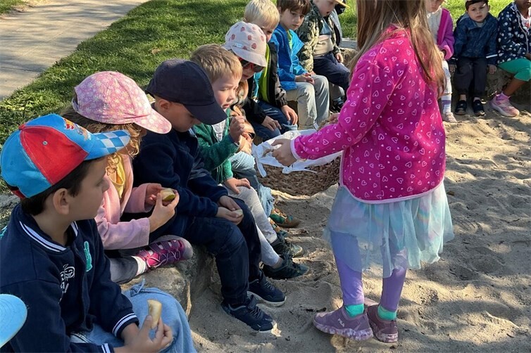 Zum Abschluss teilten die Kinder untereinander das selbst geerntete Obst.