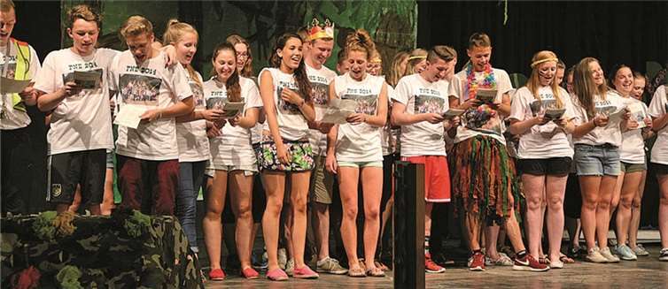 Zum Abschluss trat auch die gesamte Betreuer-Crew auf der Bühne auf.