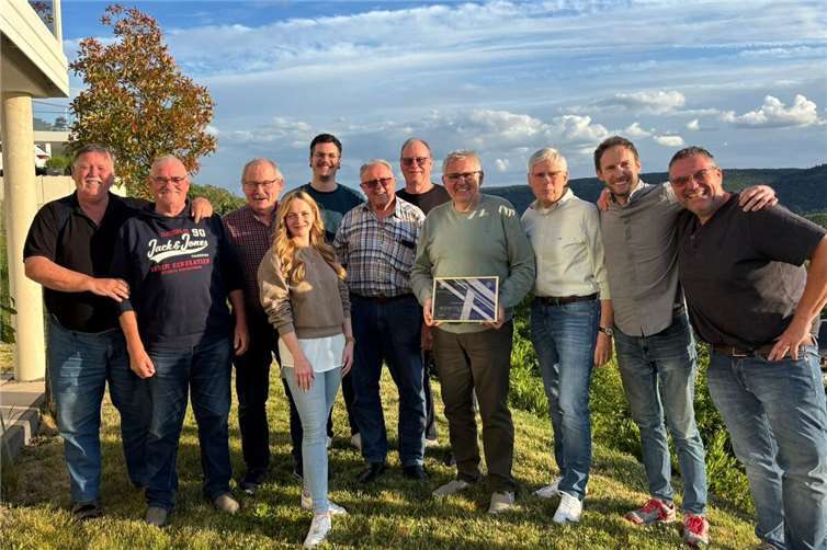 Zum Abschluss und Rückblick auf eine erfolgreiche Jubiläums-Session trafen sich Festausschuss und Vorstand beim Festausschuss-Vorsitzenden Hans-Georg Preiß (links). Fotos: privat