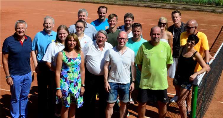 Zum Abschluss versammelten sich Sportler, Organisatoren und die VG-Vertreter auf dem Tennisplatz vor dem Clubhaus.  Hans-Werner Heepenstrick