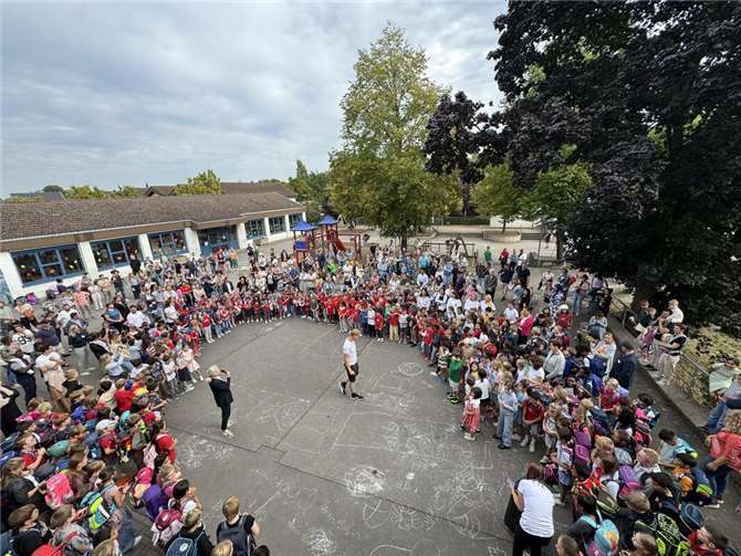 Zum Abschluss versammelten sich alle Kinder, Eltern und Gäste auf dem Schulhof. Schulleiterin Corinna Stühm bedankte sich bei allen Anwesenden für ihr Kommen und den gelungenen Tag der Offenen Tür, bevor gemeinsam fröhliche Lieder gesungen wurden.  Foto: privat