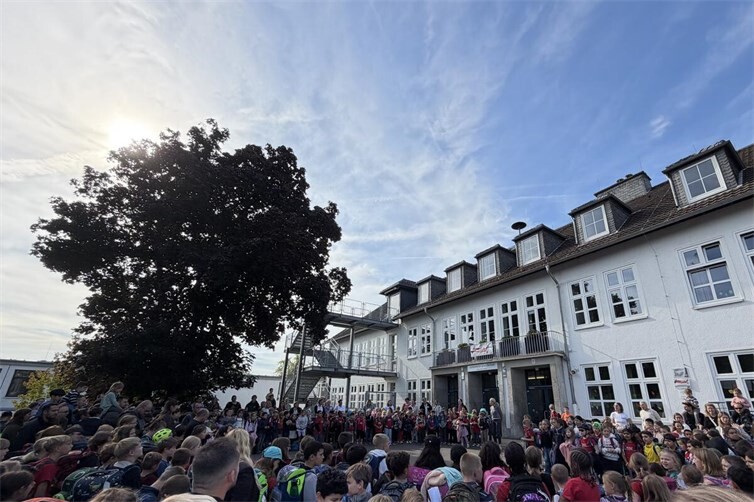 Zum Abschluss versammelten sich alle Kinder und Mitarbeitenden der KGS Meckenheim auf dem Schulhof. Beim gemeinsamen Singen ließen sie den Tag der offenen Tür ausklingen.