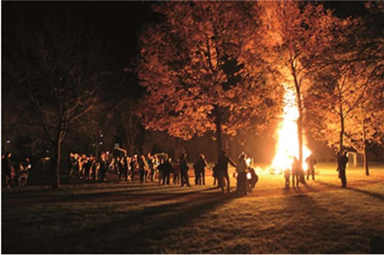 Zum Abschluss versammelten sich alle um das prächtige Martinsfeuer. Privat