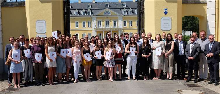 Zum Abschluss versammelten sich die neuen Verwaltungsfachangestellten gemeinsam mit den Gästen zu einem Gruppenfoto vor der Kulisse des Neuwieder Schlosses. Fotos: Stadtverwaltung