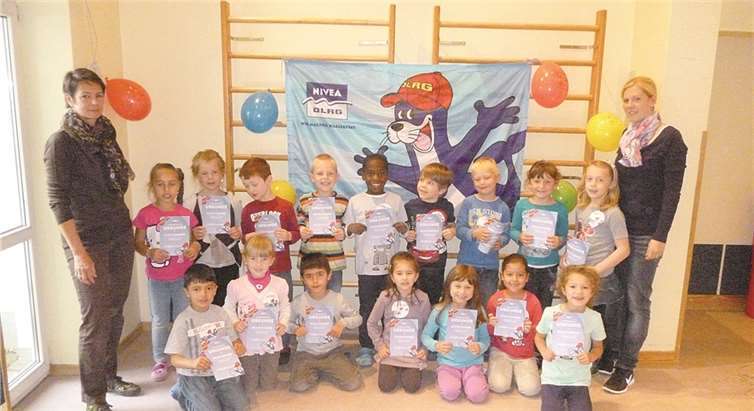 Zum Abschluss wurde den Kindern eine Urkunde über das neu erworbene Wissen überreicht und auch für die Eltern wurden noch einmal einige wichtige Broschüren über den Schutz der Kinder vor Badeunfällen an die Hand gegeben.Privat