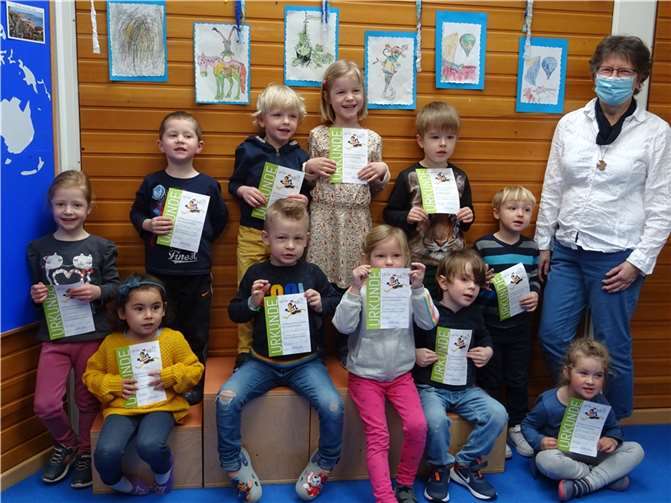 Zum Abschluss wurde fröhlichen Kindern eine Urkunde überreicht, die bescheinigt: „Ich bin Bibfit!“ Foto: privat