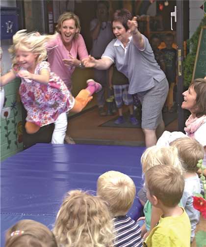 Zum Abschluss wurden die Kinder buchstäblich aus dem Kindergarten hinausgeworfen.
