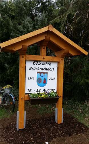 Zum Abschluss wurden die neuen Tafeln zur 675-Jahrfeier von Matthias Eisel an den Schildern angebracht.