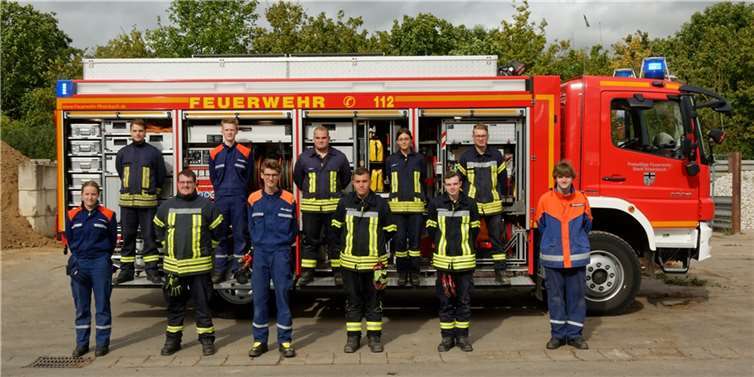 Zum Abschlussbild stellten sich alle Teilnehmenden vor das Feuerwehrfahrzeug. Fotos: privat