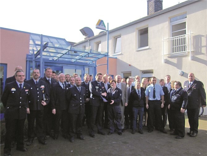 Zum Abschlussfoto hatten sich alle Teilnehmer und Gäste im Innenhof der Jugendherberge versammelt.