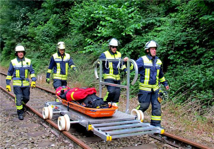 Zum Abtransport des Verletzten kam diese Schienengängige Plattform zum Einsatz.