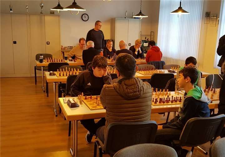 Zum Adventssonntag gingen im Klubraum die Lichter an – Cochems Mannschaften (jeweils an der vorderen Reihe) erspielten zwei Heimsiege.Foto: Schachclub Cochem