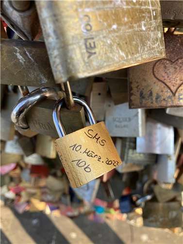 Zum Andenken an eine schöne Zick in Kölle hängt jetzt auch ein Schloss der 10b aus Vallendar an der Hohenzollernbrücke!