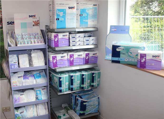 Zum Angebot gehören unter anderem auch moderne Inkontinenzartikel.
