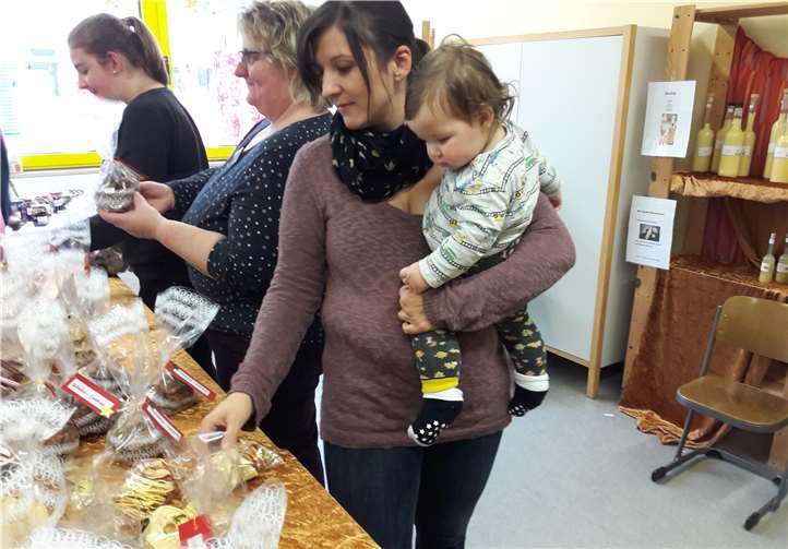 Zum Angebot zählen auch Plätzchen, Apfelringe, Marmeladen oder Eierlikör aus eigener Herstellung.